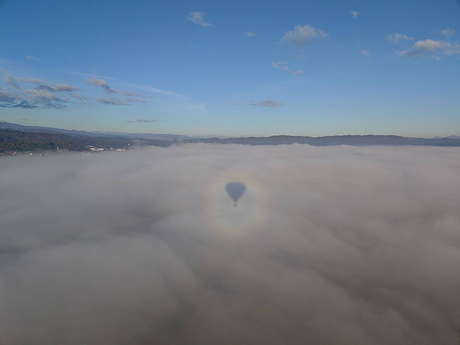 雲海の上のブロッケン現象の写真